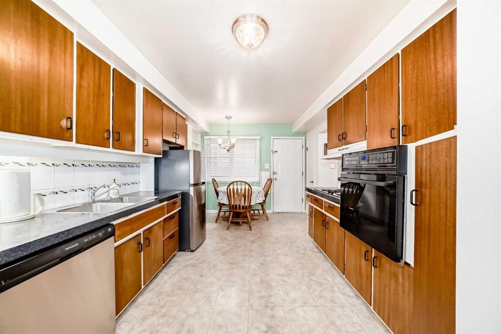 5115 5 Street Sw, Calgary, AB - Indoor Photo Showing Kitchen