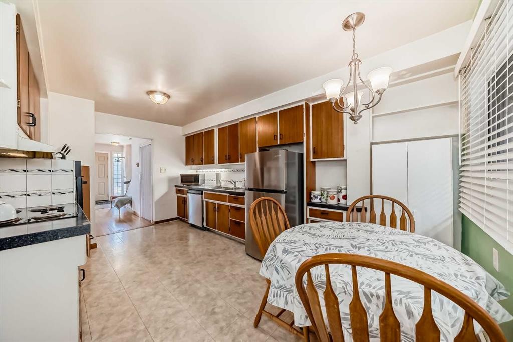 5115 5 Street Sw, Calgary, AB - Indoor Photo Showing Other Room