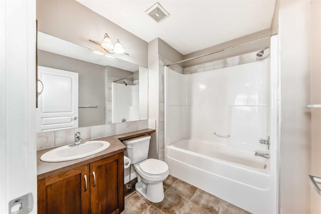 33 Cimarron Vista Gardens, Okotoks, AB - Indoor Photo Showing Bathroom