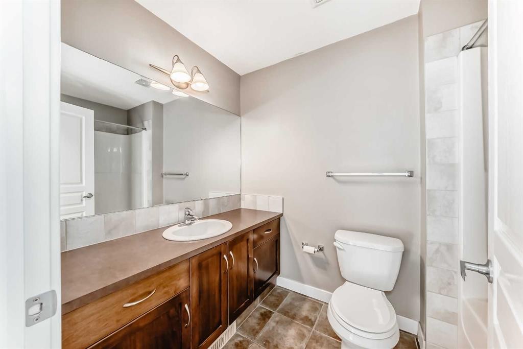 33 Cimarron Vista Gardens, Okotoks, AB - Indoor Photo Showing Bathroom