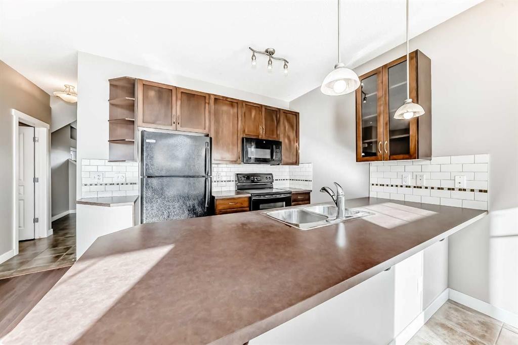 33 Cimarron Vista Gardens, Okotoks, AB - Indoor Photo Showing Kitchen With Double Sink