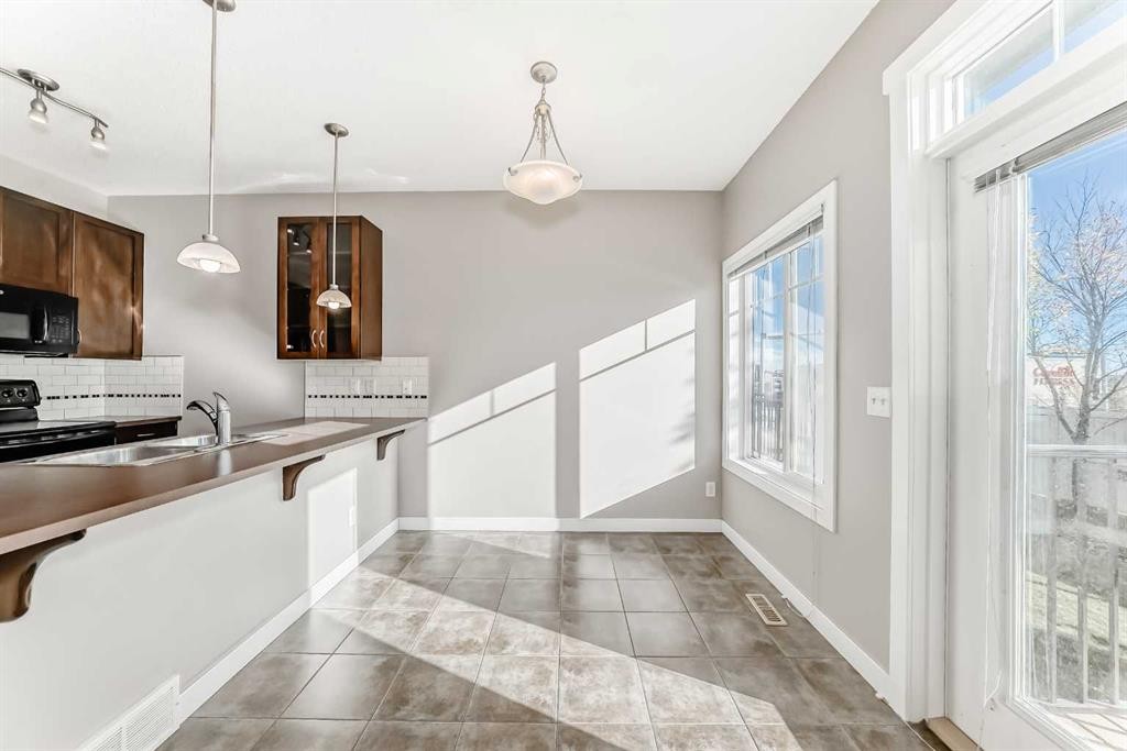 33 Cimarron Vista Gardens, Okotoks, AB - Indoor Photo Showing Kitchen
