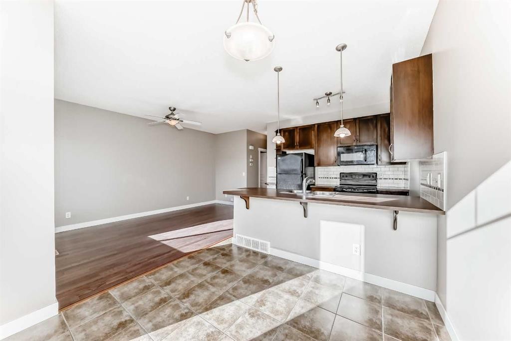 33 Cimarron Vista Gardens, Okotoks, AB - Indoor Photo Showing Kitchen