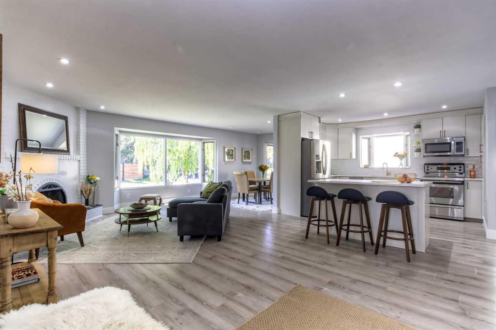 511 Cedarille Crescent Sw, Calgary, AB - Indoor Photo Showing Other Room