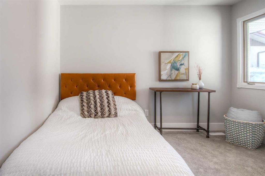 511 Cedarille Crescent Sw, Calgary, AB - Indoor Photo Showing Bedroom