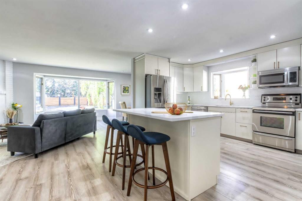511 Cedarille Crescent Sw, Calgary, AB - Indoor Photo Showing Kitchen With Stainless Steel Kitchen