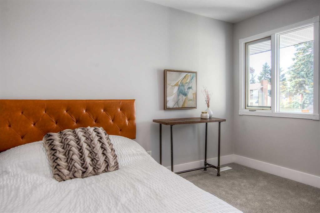 511 Cedarille Crescent Sw, Calgary, AB - Indoor Photo Showing Bedroom