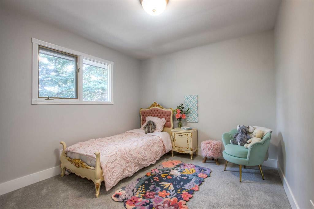 511 Cedarille Crescent Sw, Calgary, AB - Indoor Photo Showing Bedroom