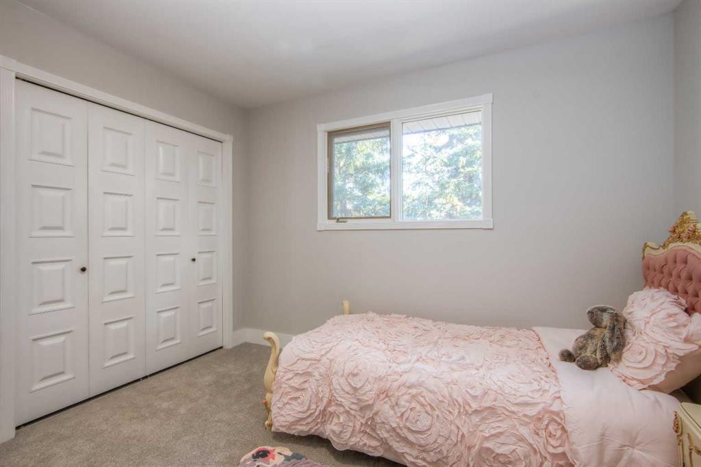 511 Cedarille Crescent Sw, Calgary, AB - Indoor Photo Showing Bedroom