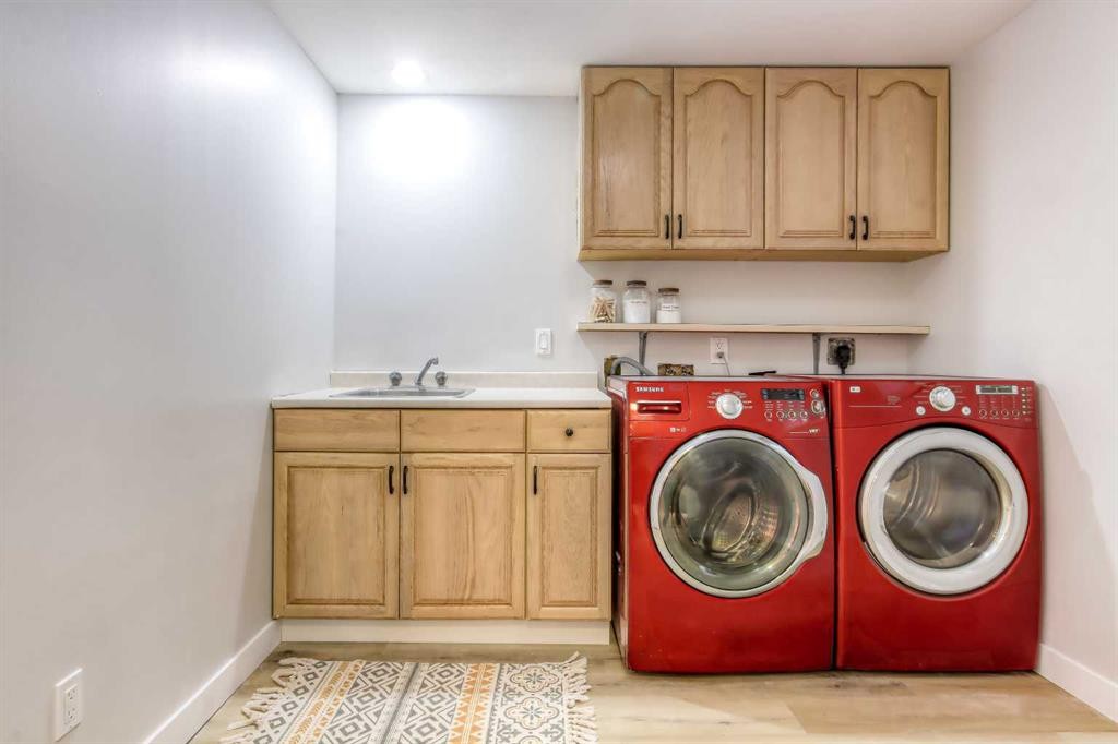 511 Cedarille Crescent Sw, Calgary, AB - Indoor Photo Showing Laundry Room