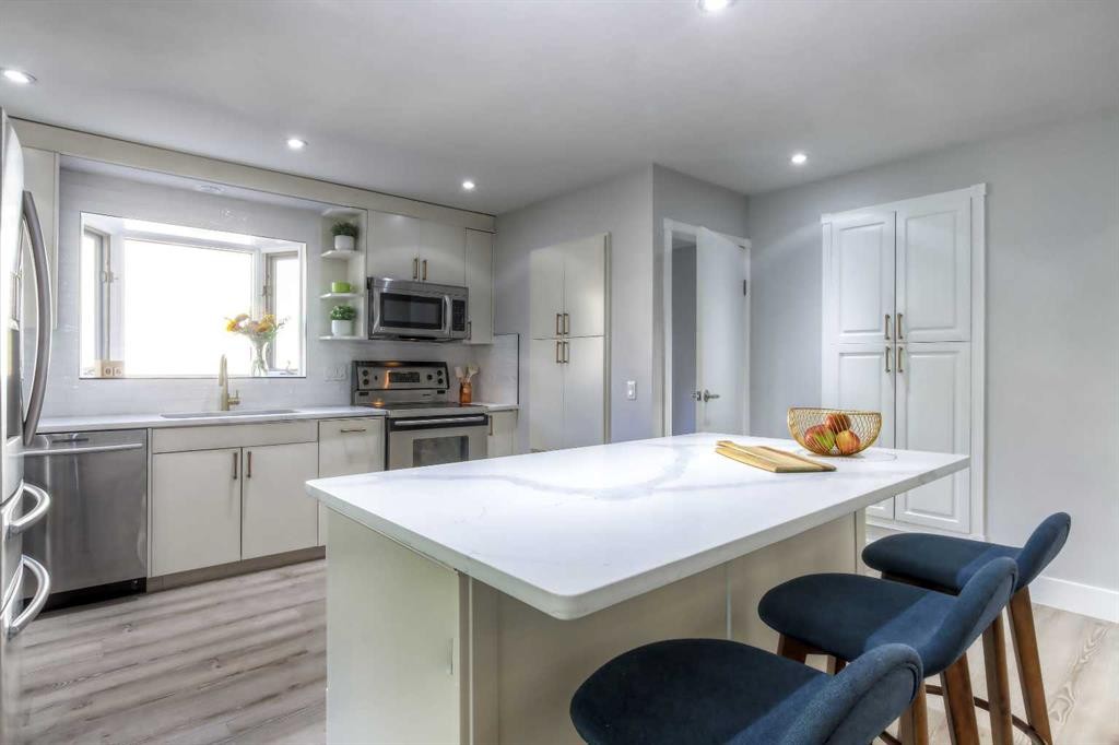 511 Cedarille Crescent Sw, Calgary, AB - Indoor Photo Showing Kitchen With Stainless Steel Kitchen