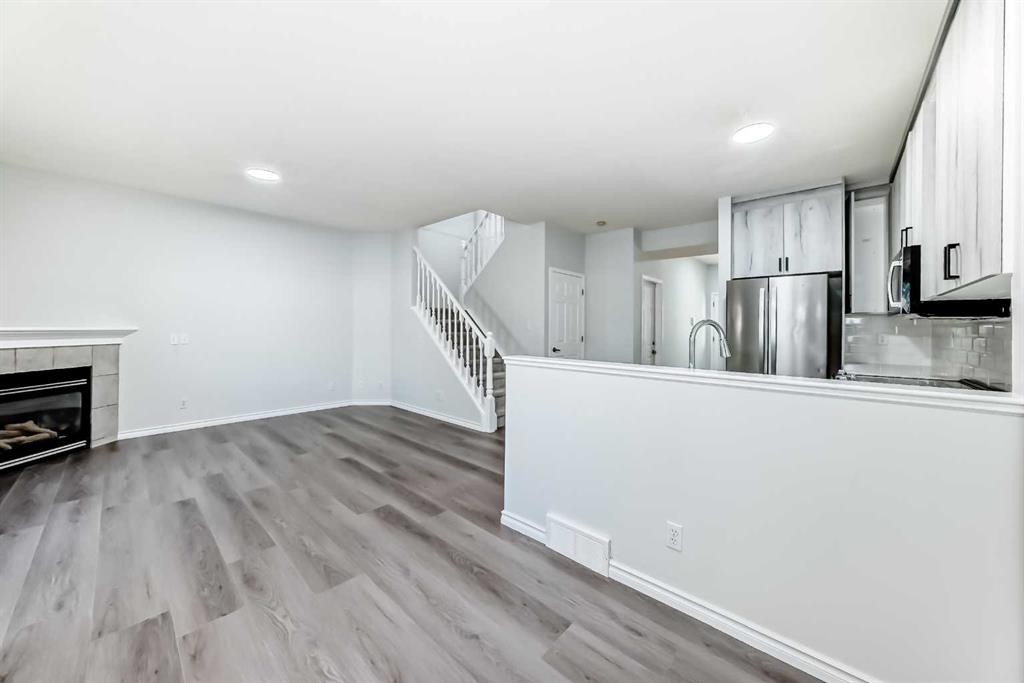 92 Simcoe Place Sw, Calgary, AB - Indoor With Fireplace