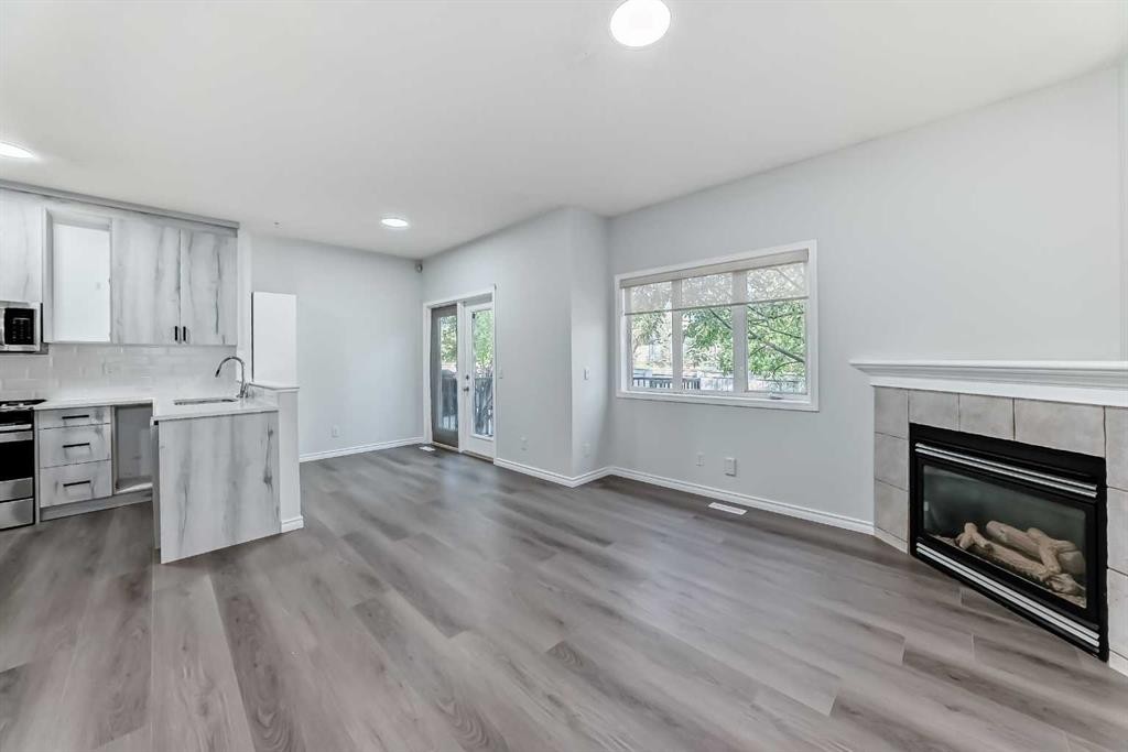 92 Simcoe Place Sw, Calgary, AB - Indoor With Fireplace