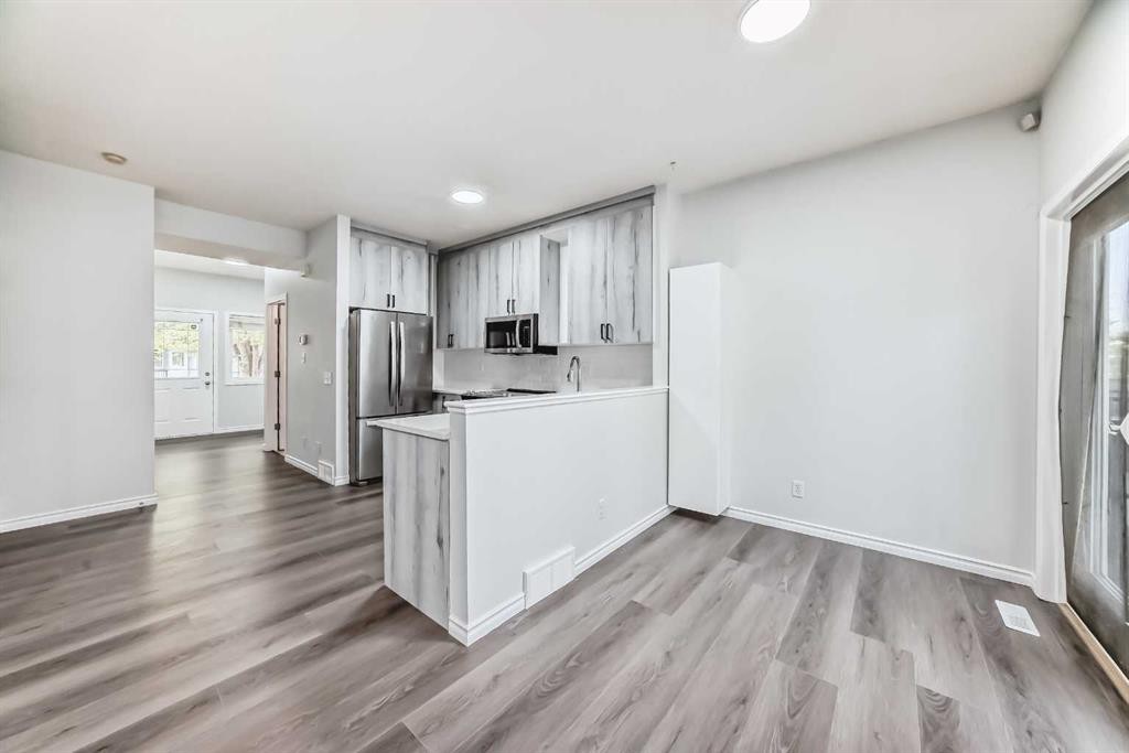 92 Simcoe Place Sw, Calgary, AB - Indoor Photo Showing Kitchen