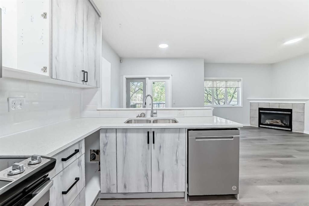 92 Simcoe Place Sw, Calgary, AB - Indoor Photo Showing Kitchen With Double Sink