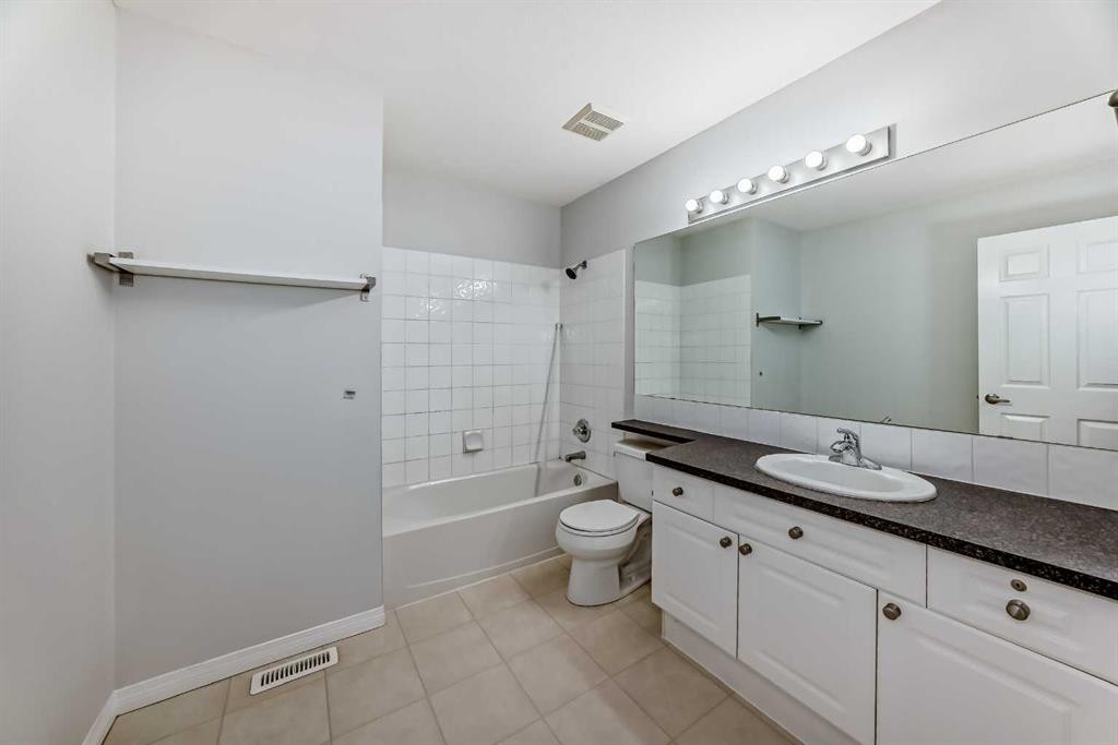 92 Simcoe Place Sw, Calgary, AB - Indoor Photo Showing Bathroom