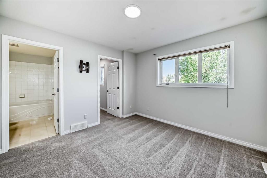 92 Simcoe Place Sw, Calgary, AB - Indoor Photo Showing Other Room