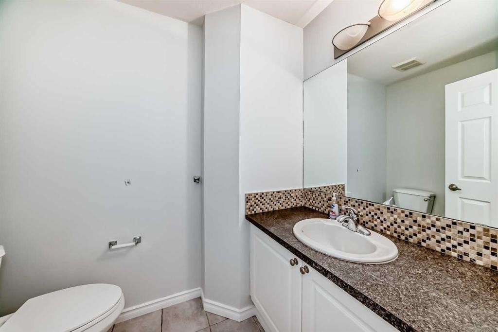 92 Simcoe Place Sw, Calgary, AB - Indoor Photo Showing Bathroom