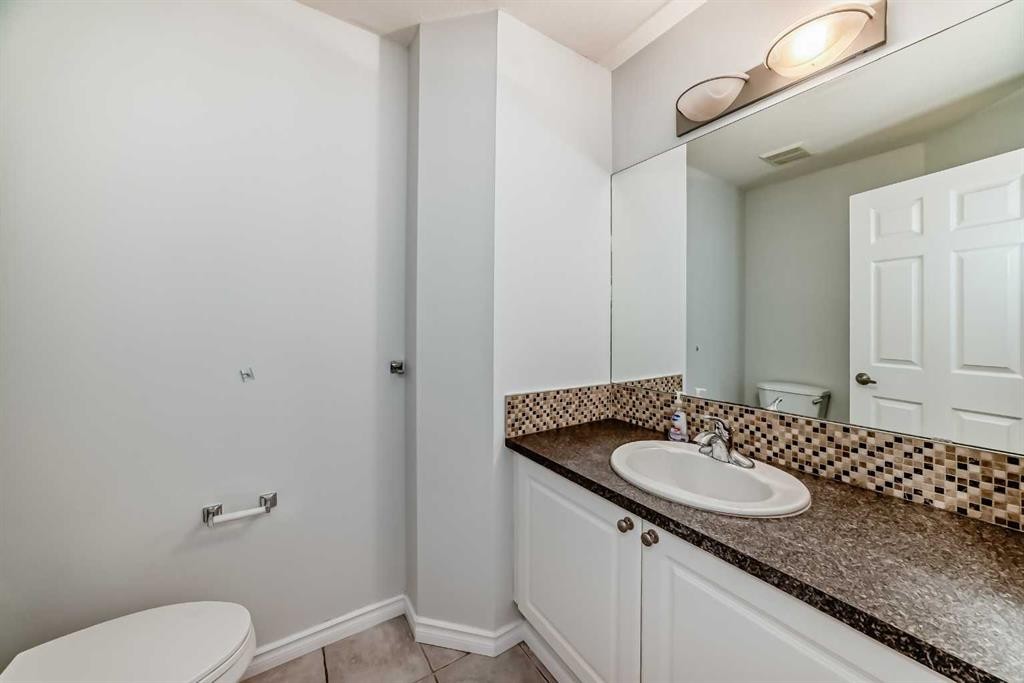 92 Simcoe Place Sw, Calgary, AB - Indoor Photo Showing Bathroom