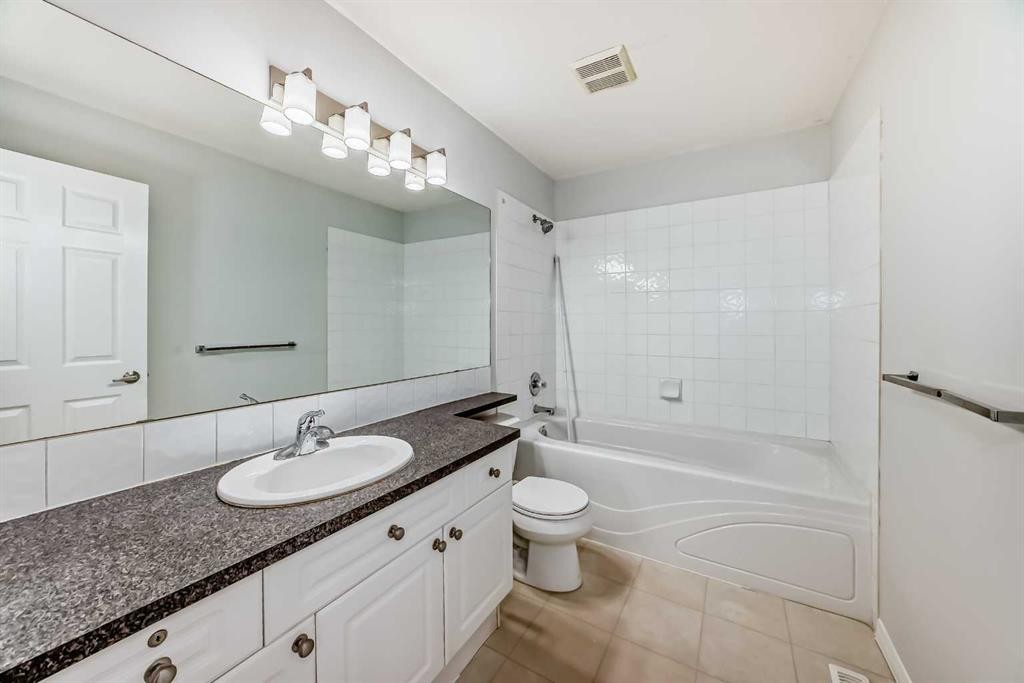 92 Simcoe Place Sw, Calgary, AB - Indoor Photo Showing Bathroom