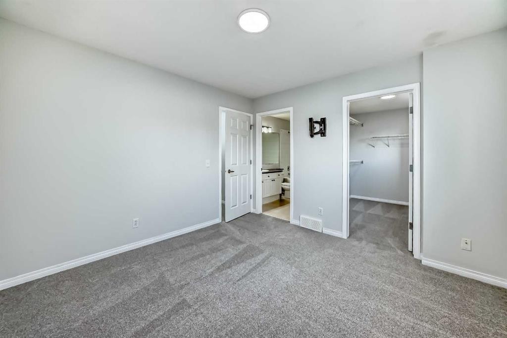 92 Simcoe Place Sw, Calgary, AB - Indoor Photo Showing Other Room