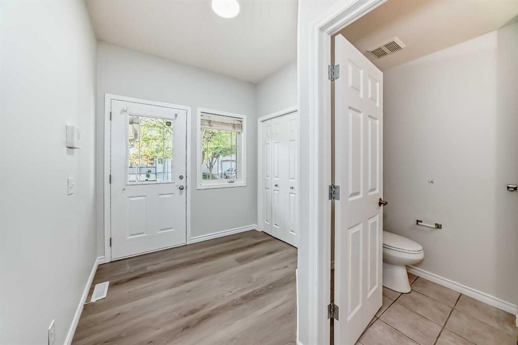 92 Simcoe Place Sw, Calgary, AB - Indoor Photo Showing Other Room