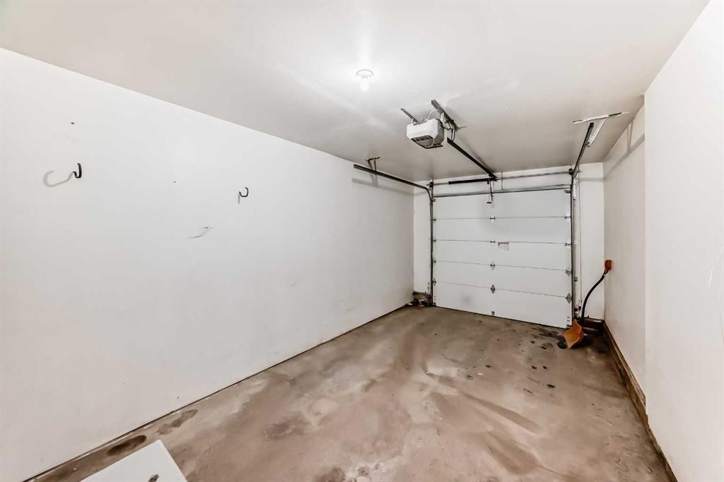 92 Simcoe Place Sw, Calgary, AB - Indoor Photo Showing Garage