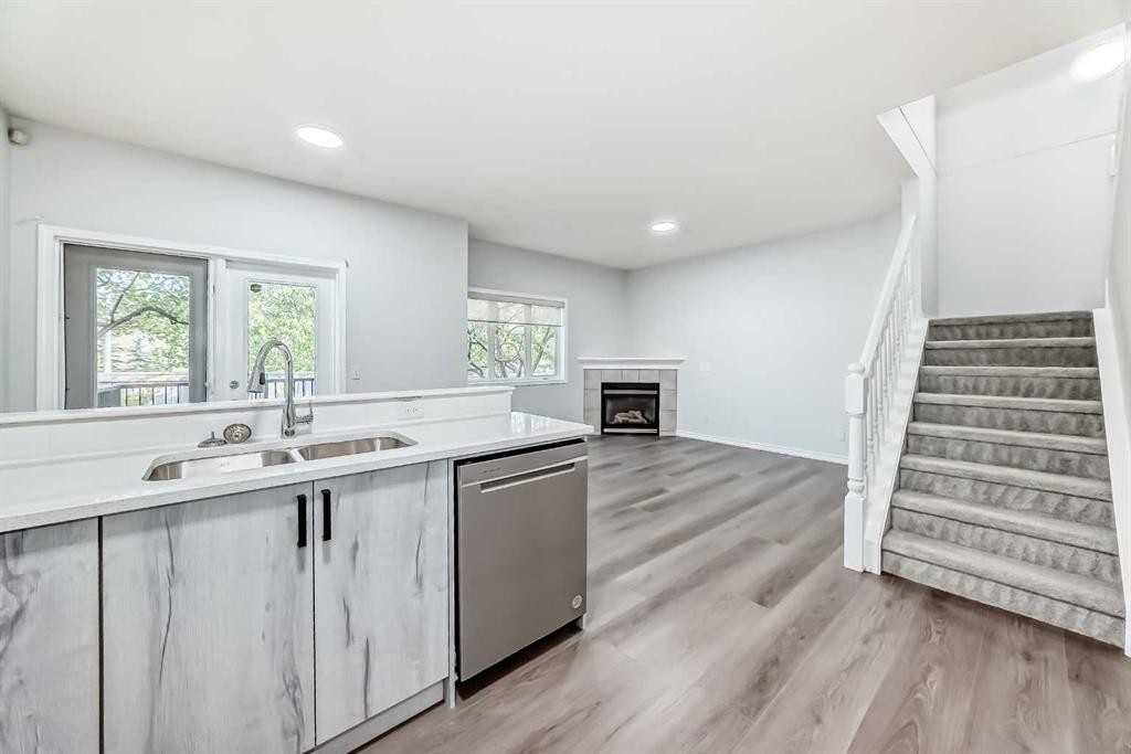 92 Simcoe Place Sw, Calgary, AB - Indoor Photo Showing Kitchen With Double Sink