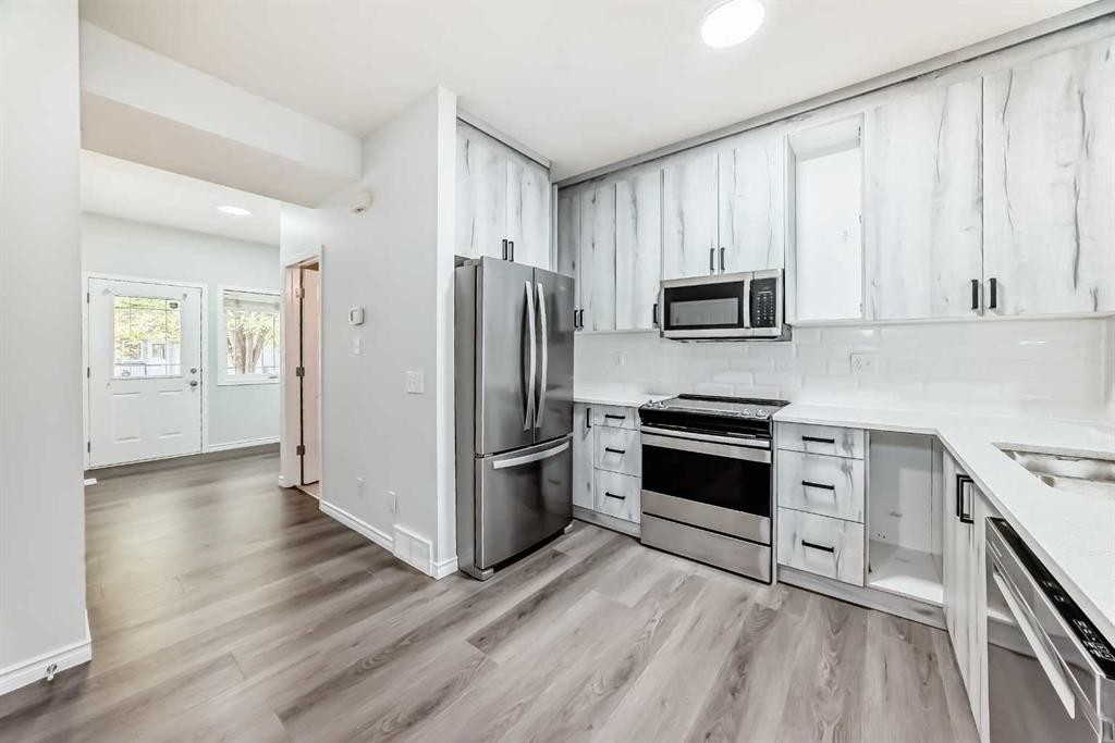 92 Simcoe Place Sw, Calgary, AB - Indoor Photo Showing Kitchen With Stainless Steel Kitchen With Upgraded Kitchen
