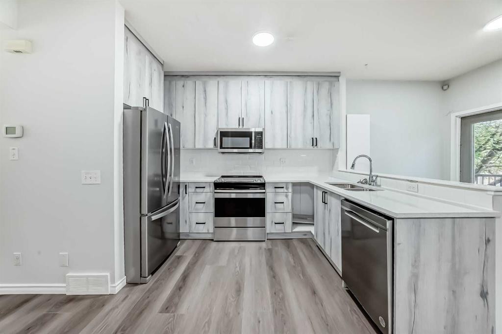 92 Simcoe Place Sw, Calgary, AB - Indoor Photo Showing Kitchen With Stainless Steel Kitchen With Double Sink With Upgraded Kitchen