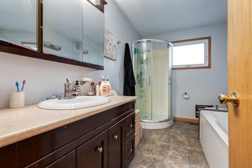 7711 Bowcliffe Crescent Nw, Calgary, AB - Indoor Photo Showing Bathroom
