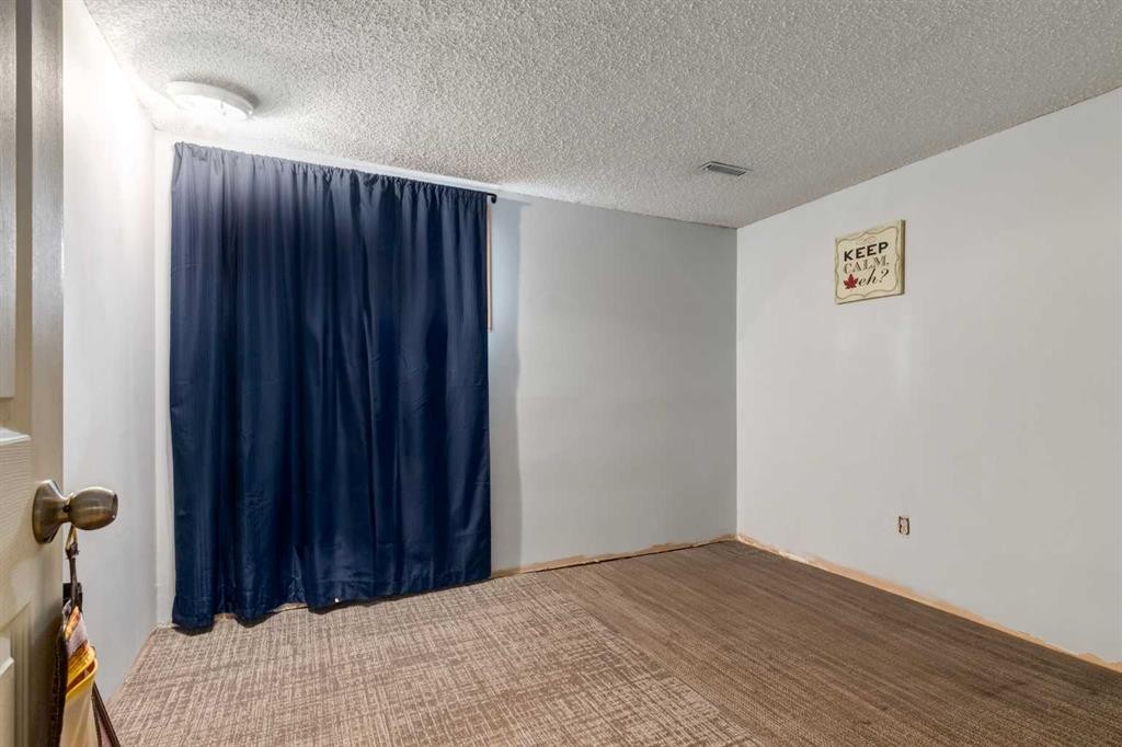 7711 Bowcliffe Crescent Nw, Calgary, AB - Indoor Photo Showing Other Room