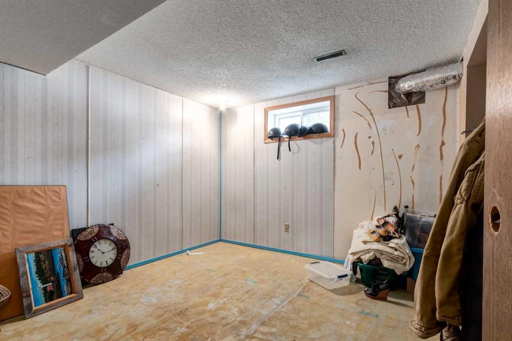 7711 Bowcliffe Crescent Nw, Calgary, AB - Indoor Photo Showing Other Room