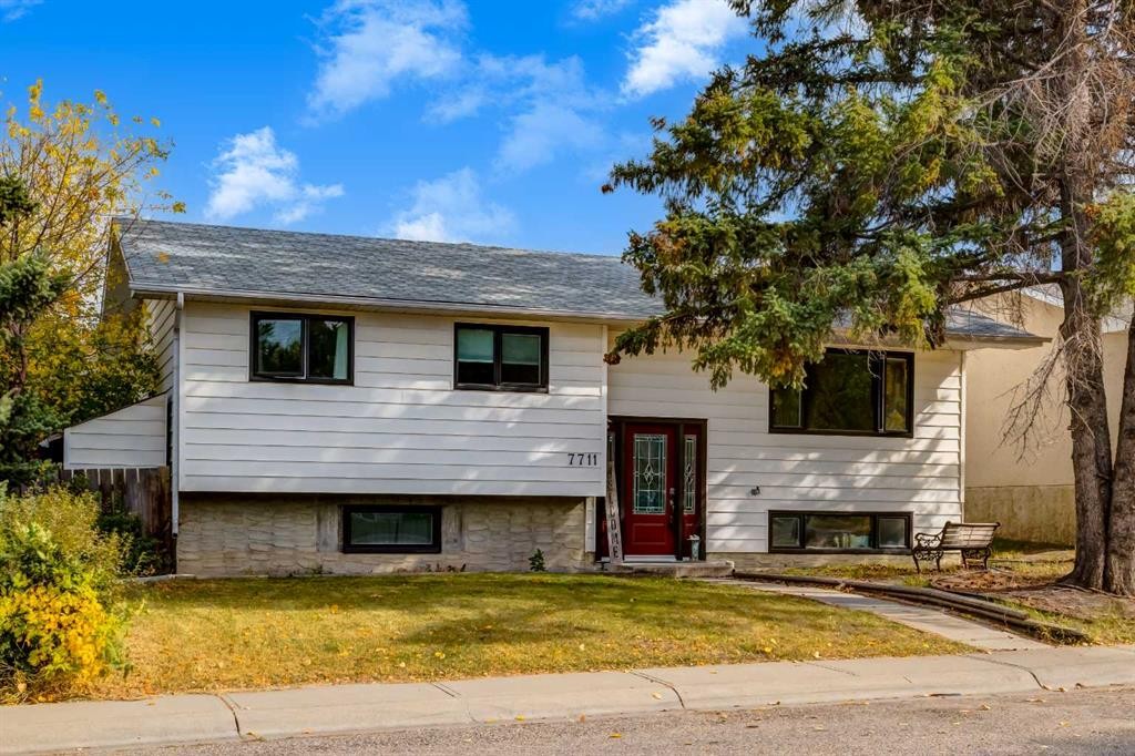 7711 Bowcliffe Crescent Nw, Calgary, AB - Outdoor
