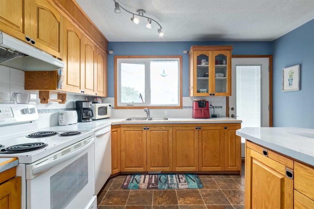 7711 Bowcliffe Crescent Nw, Calgary, AB - Indoor Photo Showing Kitchen With Double Sink
