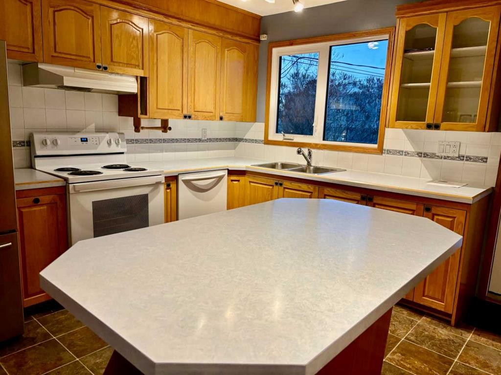 7711 Bowcliffe Crescent Nw, Calgary, AB - Indoor Photo Showing Kitchen With Double Sink