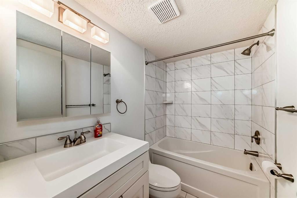 40 Glenpatrick Crescent, Cochrane, AB - Indoor Photo Showing Bathroom
