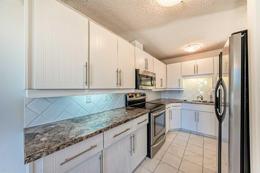 40 Glenpatrick Crescent, Cochrane, AB - Indoor Photo Showing Kitchen With Stainless Steel Kitchen With Double Sink