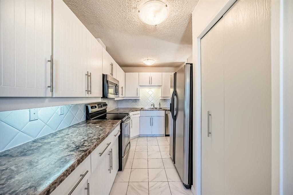 40 Glenpatrick Crescent, Cochrane, AB - Indoor Photo Showing Kitchen With Stainless Steel Kitchen