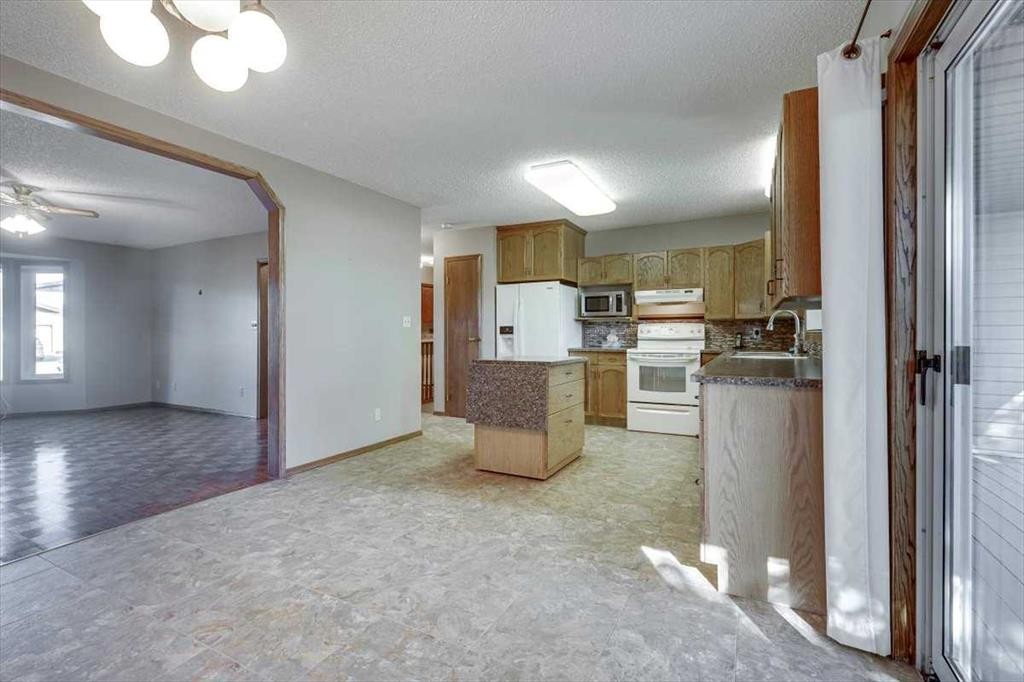 433 Regal Crescent, Trochu, AB - Indoor Photo Showing Kitchen