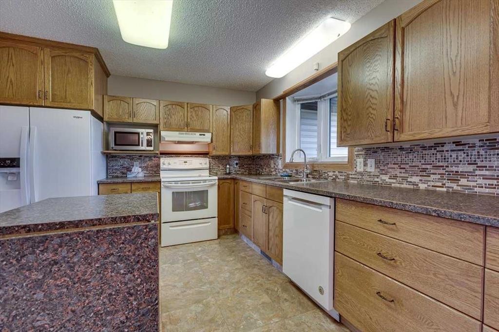433 Regal Crescent, Trochu, AB - Indoor Photo Showing Kitchen