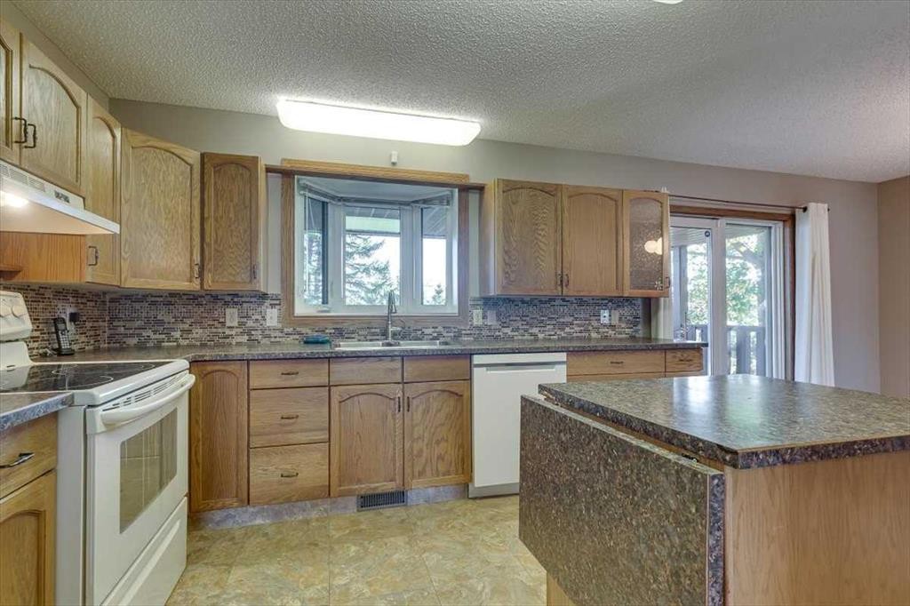 433 Regal Crescent, Trochu, AB - Indoor Photo Showing Kitchen