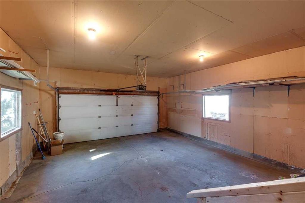 433 Regal Crescent, Trochu, AB - Indoor Photo Showing Garage