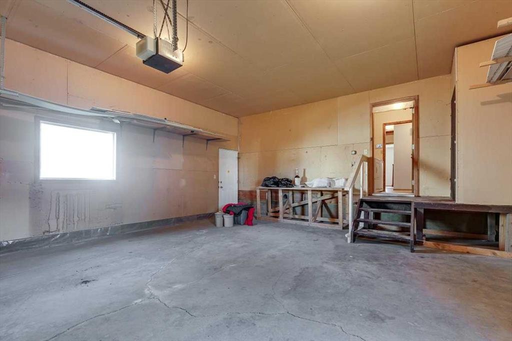 433 Regal Crescent, Trochu, AB - Indoor Photo Showing Garage