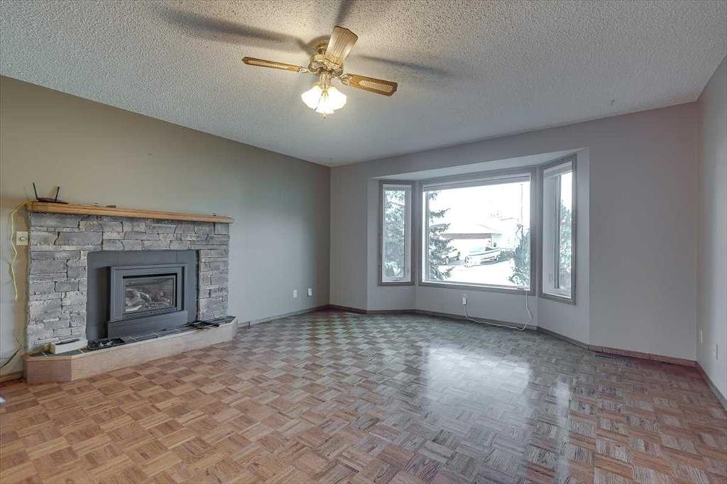 433 Regal Crescent, Trochu, AB - Indoor With Fireplace