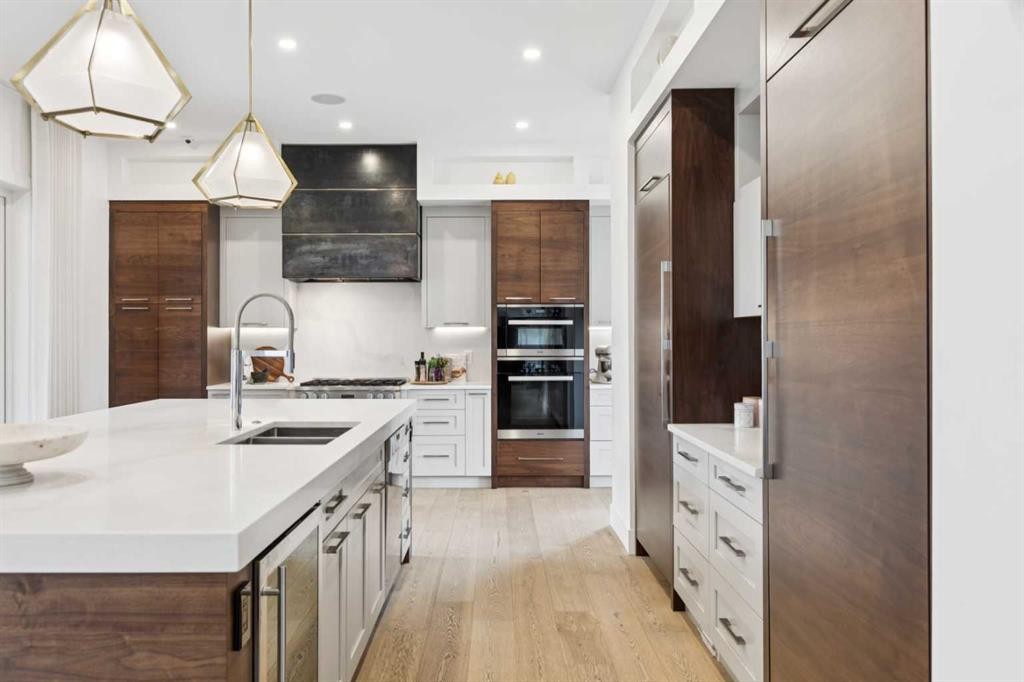 708 Crescent Boulevard Sw, Calgary, AB - Indoor Photo Showing Kitchen With Double Sink With Upgraded Kitchen
