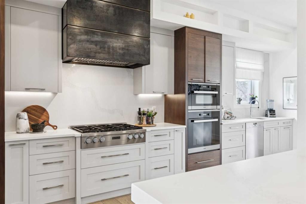 708 Crescent Boulevard Sw, Calgary, AB - Indoor Photo Showing Kitchen With Upgraded Kitchen