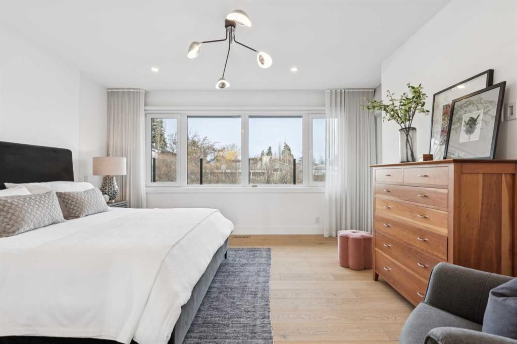 708 Crescent Boulevard Sw, Calgary, AB - Indoor Photo Showing Bedroom