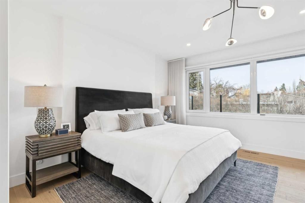 708 Crescent Boulevard Sw, Calgary, AB - Indoor Photo Showing Bedroom