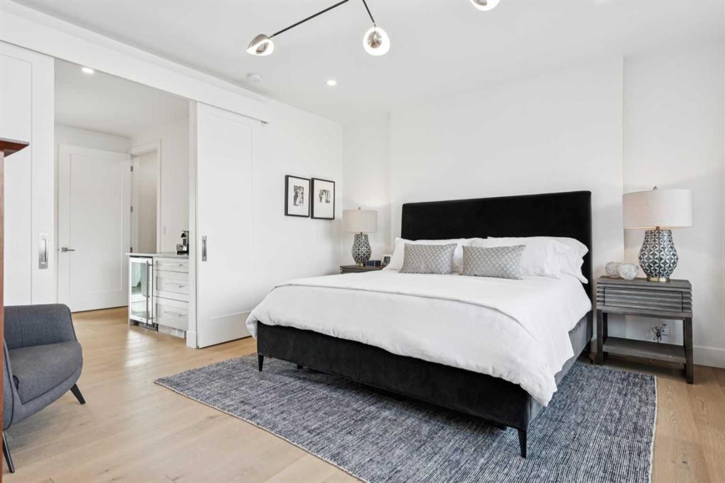 708 Crescent Boulevard Sw, Calgary, AB - Indoor Photo Showing Bedroom